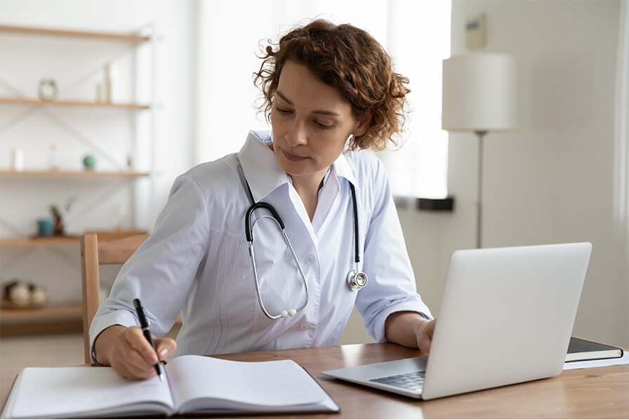 Ärztin schreibt was auf