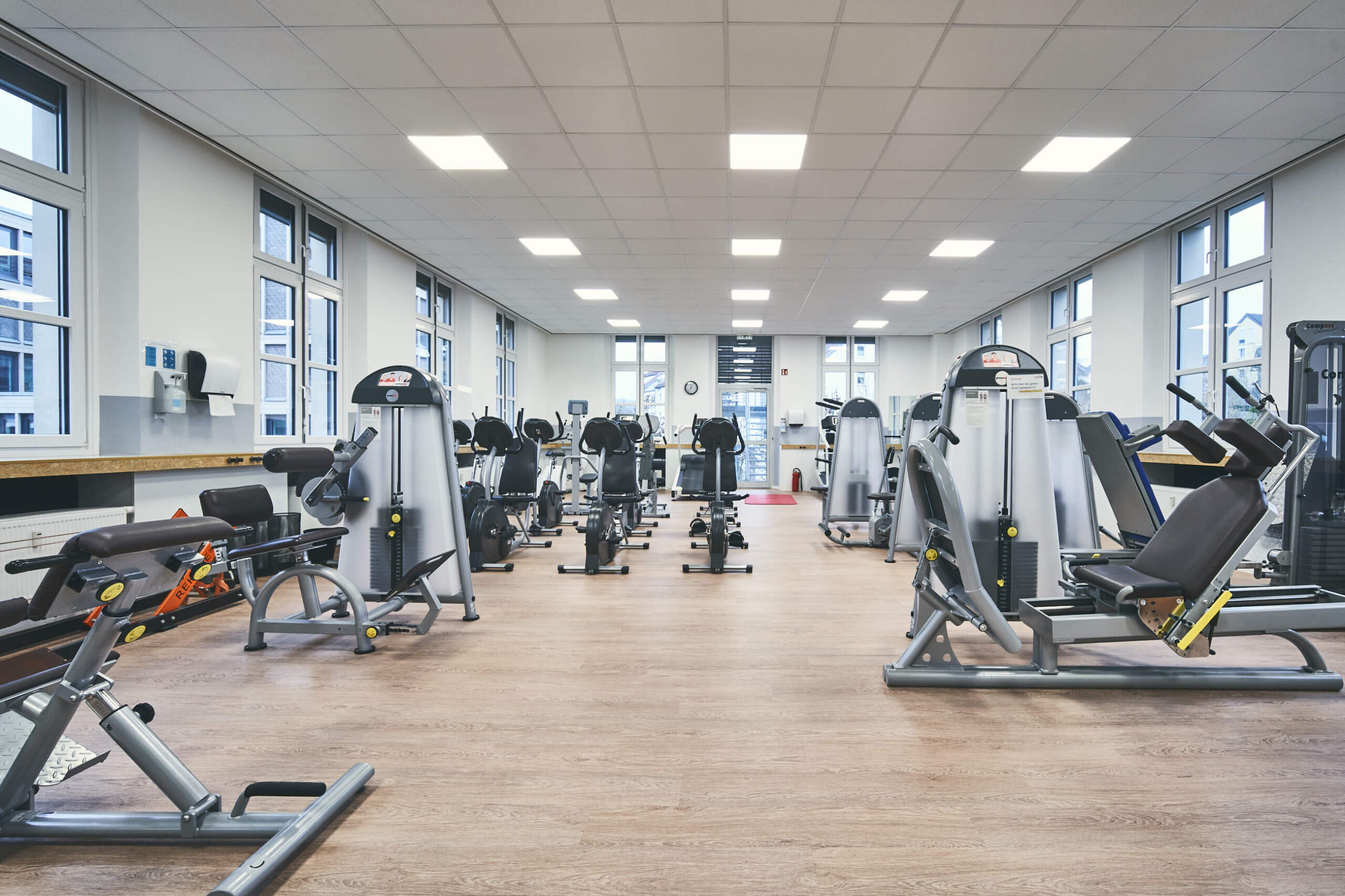 Diese Abbildung zeigt ein Fitnesstudio