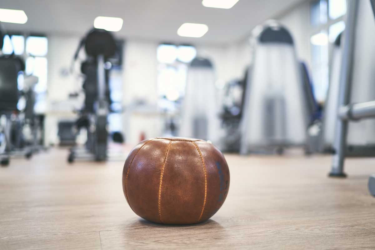 Medizinball im Fitnesstudio